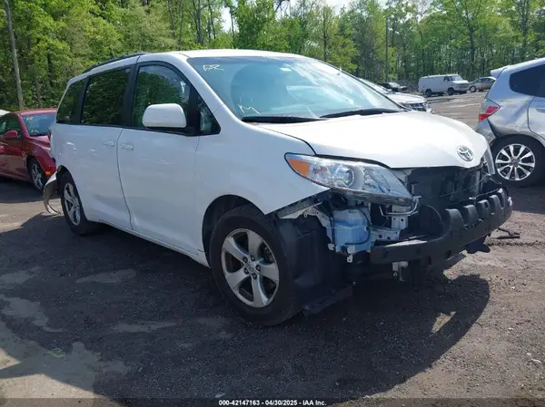 5TDKZ3DC7HS896262 2017 TOYOTA SIENNA - Image 1