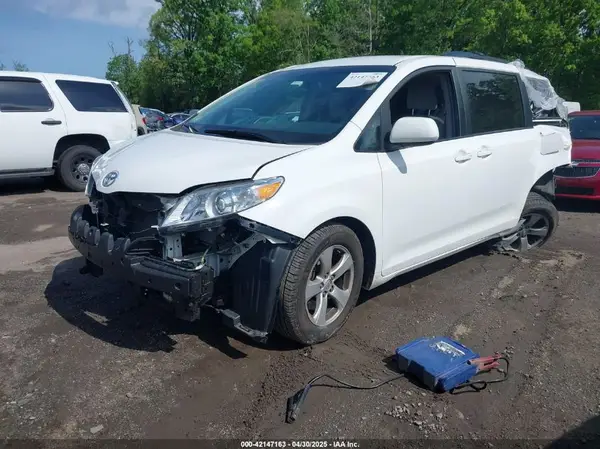 5TDKZ3DC7HS896262 2017 TOYOTA SIENNA - Image 2