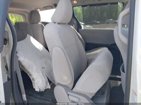 5TDKZ3DC7HS896262 2017 TOYOTA SIENNA - Image 8