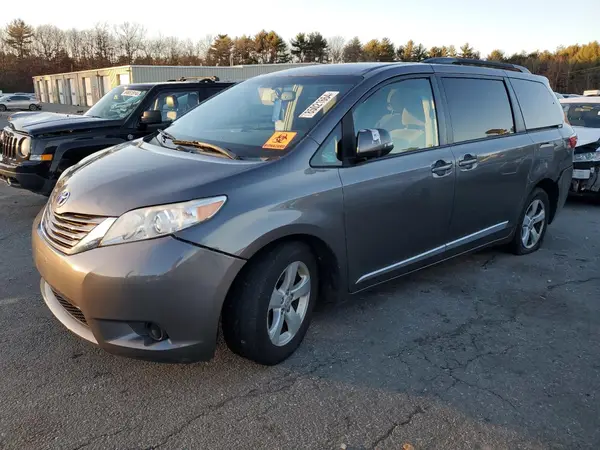 5TDKZ3DC7HS899663 2017 TOYOTA SIENNA - Image 1