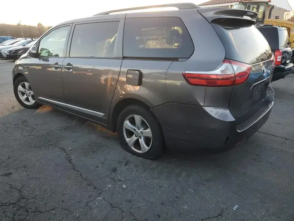 5TDKZ3DC7HS899663 2017 TOYOTA SIENNA - Image 2