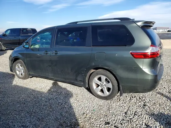 5TDKZ3DC7JS900915 2018 TOYOTA SIENNA - Image 2