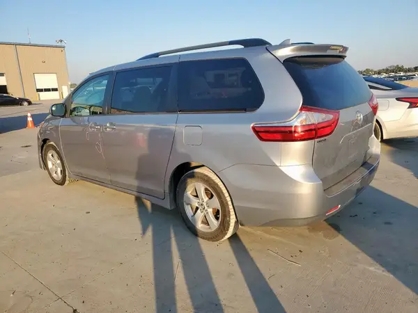 5TDKZ3DC7JS901370 2018 TOYOTA SIENNA - Image 2