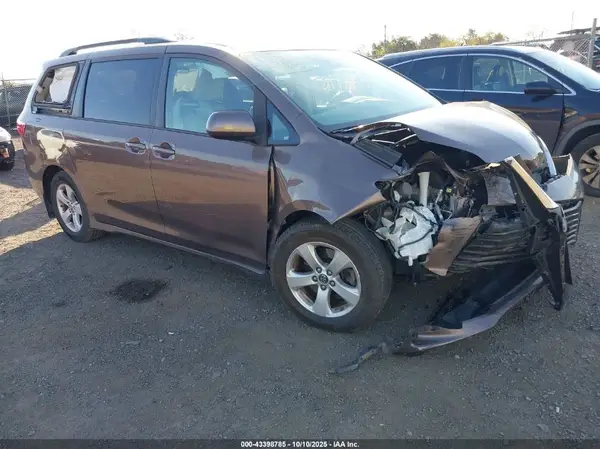 5TDKZ3DC7JS902308 2018 TOYOTA SIENNA - Image 1
