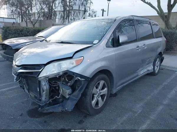5TDKZ3DC7JS902633 2018 TOYOTA SIENNA - Image 2