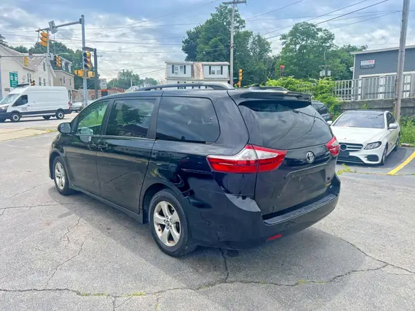 5TDKZ3DC7JS903233 2018 TOYOTA SIENNA - Image 2