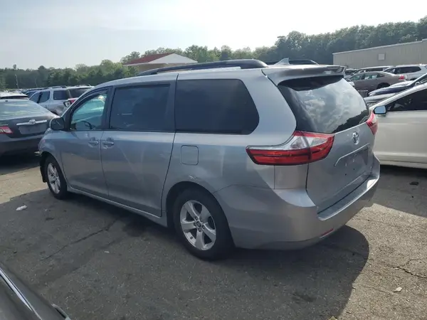5TDKZ3DC7JS907427 2018 TOYOTA SIENNA - Image 2