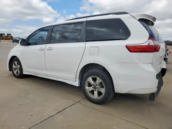 5TDKZ3DC7JS907797 2018 TOYOTA SIENNA - Image 2