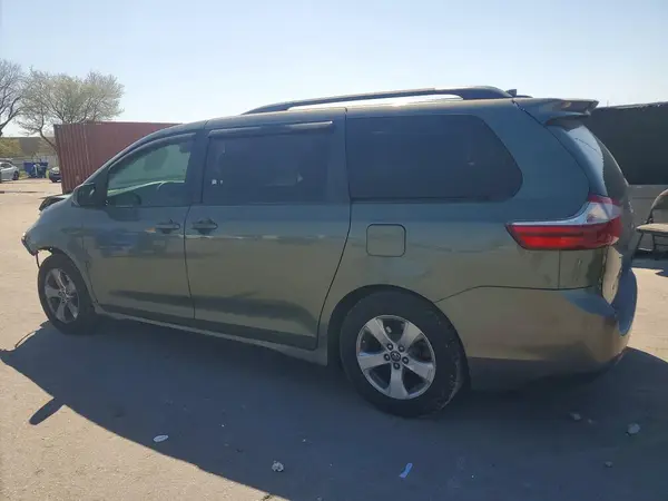 5TDKZ3DC7JS909436 2018 TOYOTA SIENNA - Image 2