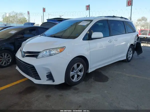 5TDKZ3DC7JS912045 2018 TOYOTA SIENNA - Image 2