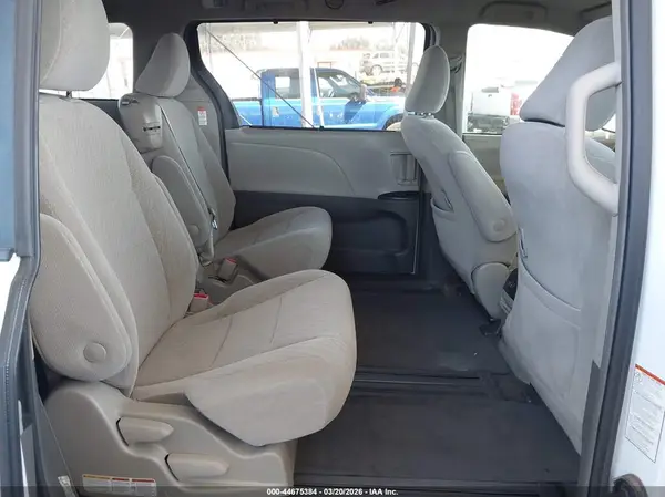 5TDKZ3DC7JS912045 2018 TOYOTA SIENNA - Image 8