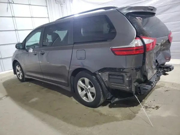 5TDKZ3DC7JS914488 2018 TOYOTA SIENNA - Image 2