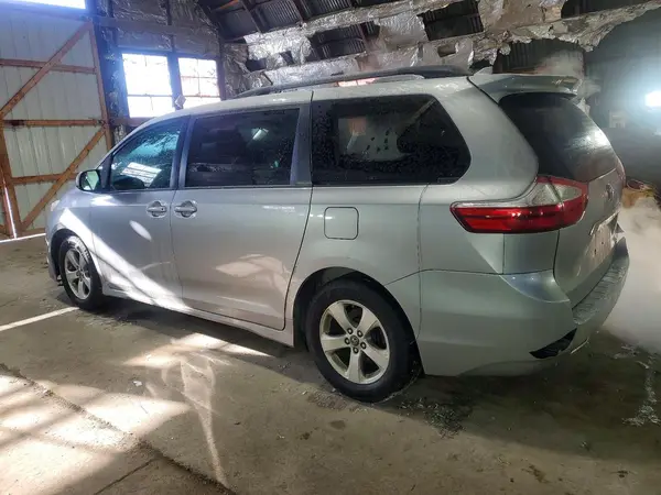 5TDKZ3DC7JS915558 2018 TOYOTA SIENNA - Image 2