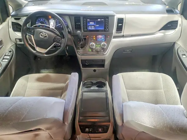 5TDKZ3DC7JS915558 2018 TOYOTA SIENNA - Image 8