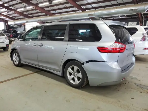 5TDKZ3DC7JS916208 2018 TOYOTA SIENNA - Image 2