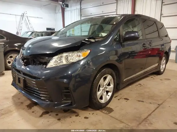 5TDKZ3DC7JS920971 2018 TOYOTA SIENNA - Image 2
