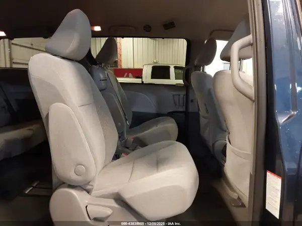 5TDKZ3DC7JS920971 2018 TOYOTA SIENNA - Image 8