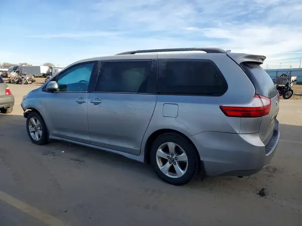5TDKZ3DC7JS923773 2018 TOYOTA SIENNA - Image 2