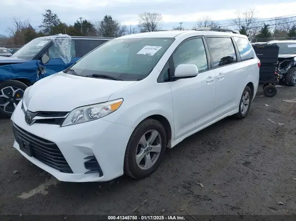 5TDKZ3DC7JS926205 2018 TOYOTA SIENNA - Image 2