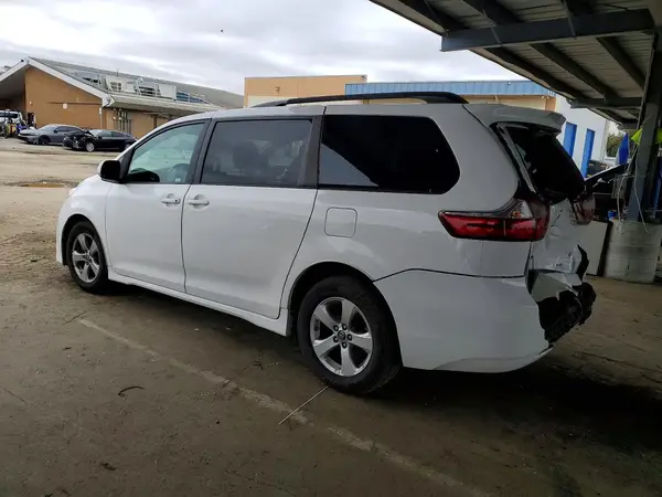 5TDKZ3DC7JS927497 2018 TOYOTA SIENNA - Image 2