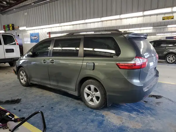 5TDKZ3DC7JS929668 2018 TOYOTA SIENNA - Image 2
