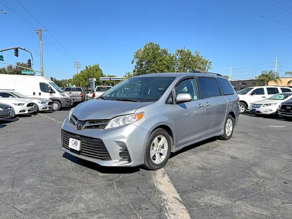 5TDKZ3DC7JS933686 2018 TOYOTA SIENNA - Image 2