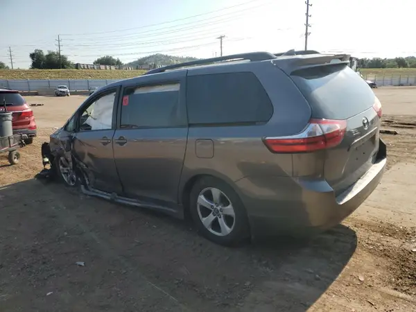 5TDKZ3DC7JS934840 2018 TOYOTA SIENNA - Image 2