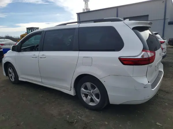 5TDKZ3DC7JS935292 2018 TOYOTA SIENNA - Image 2