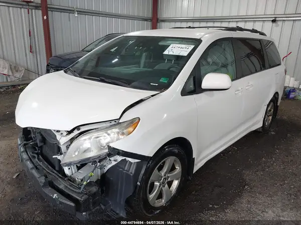 5TDKZ3DC7JS937480 2018 TOYOTA SIENNA - Image 2