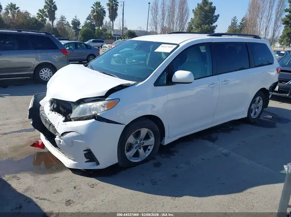 5TDKZ3DC7JS938239 2018 TOYOTA SIENNA - Image 2