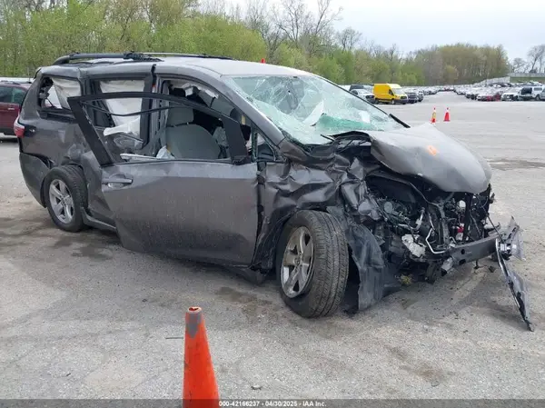 5TDKZ3DC7JS940573 2018 TOYOTA SIENNA - Image 1