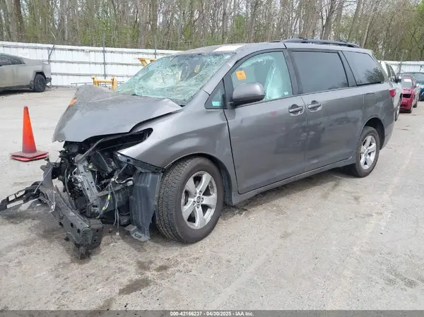 5TDKZ3DC7JS940573 2018 TOYOTA SIENNA - Image 2