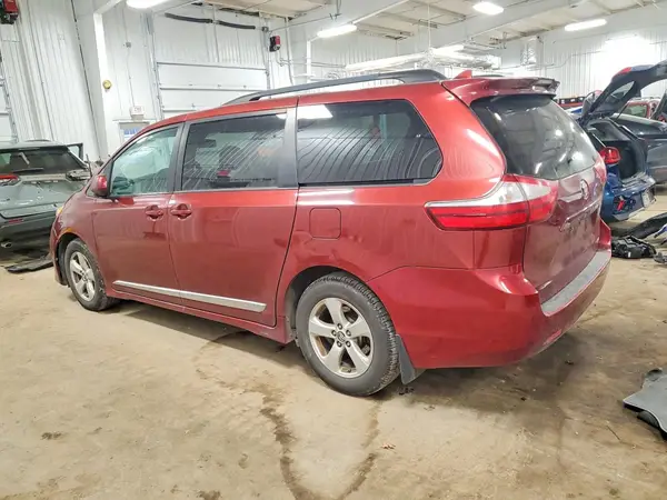 5TDKZ3DC7JS940850 2018 TOYOTA SIENNA - Image 2