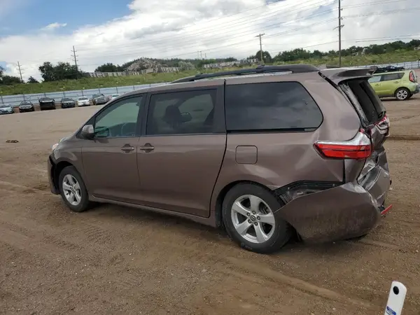 5TDKZ3DC7JS944042 2018 TOYOTA SIENNA - Image 2