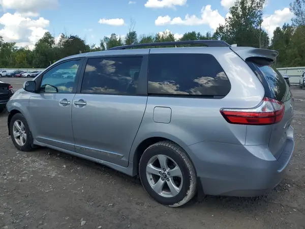 5TDKZ3DC7JS948303 2018 TOYOTA SIENNA - Image 2