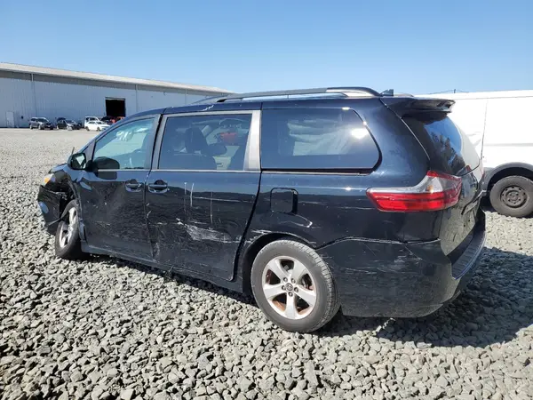 5TDKZ3DC7JS952822 2018 TOYOTA SIENNA - Image 2