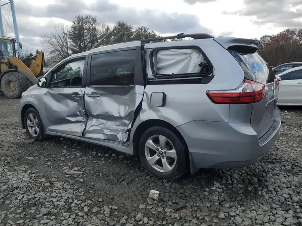 5TDKZ3DC7JS959141 2018 TOYOTA SIENNA - Image 2