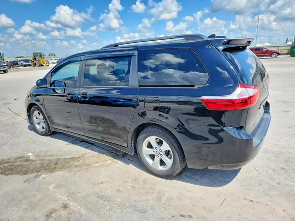 5TDKZ3DC7JS959852 2018 TOYOTA SIENNA - Image 2
