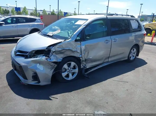 5TDKZ3DC7JS964176 2018 TOYOTA SIENNA - Image 2