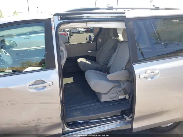 5TDKZ3DC7JS964176 2018 TOYOTA SIENNA - Image 8