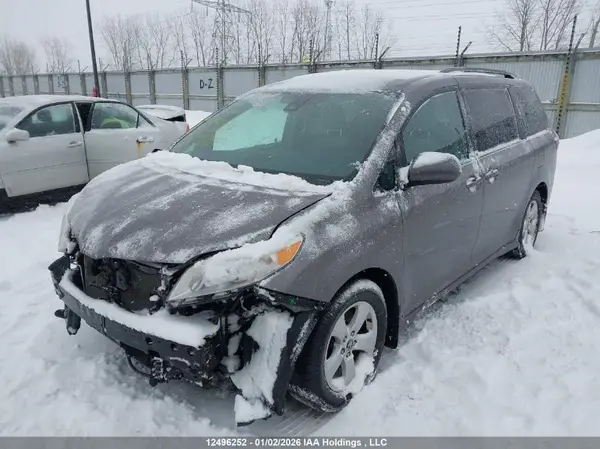 5TDKZ3DC7KS003403 2019 TOYOTA SIENNA - Image 2