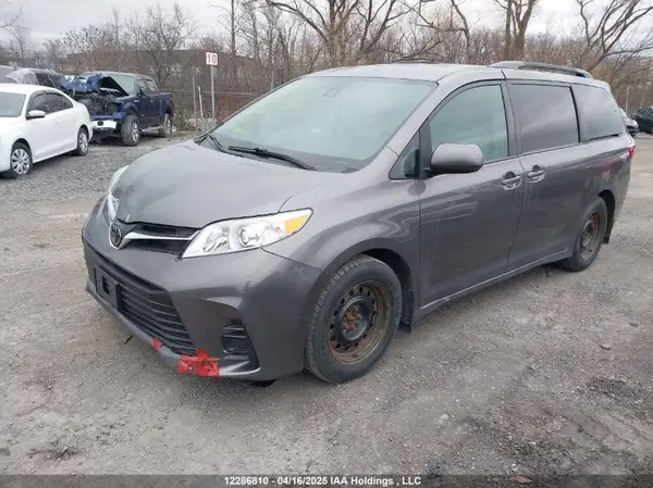 5TDKZ3DC7KS011596 2019 TOYOTA SIENNA - Image 2