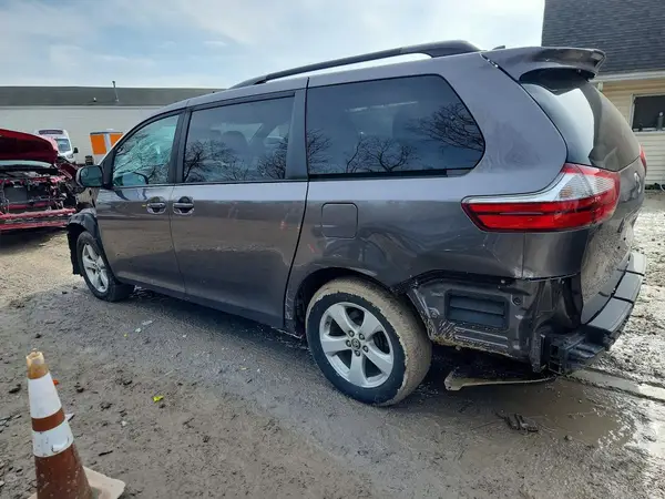 5TDKZ3DC7KS012439 2019 TOYOTA SIENNA - Image 2