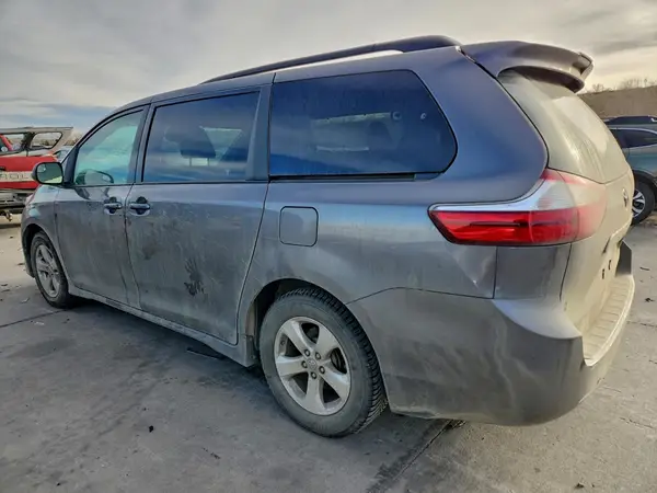 5TDKZ3DC7KS019021 2019 TOYOTA SIENNA - Image 2