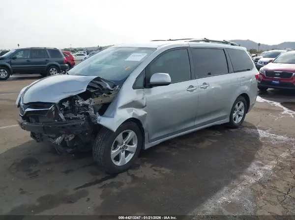 5TDKZ3DC7KS969959 2019 TOYOTA SIENNA - Image 2