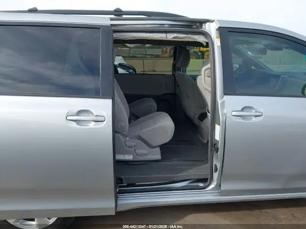 5TDKZ3DC7KS969959 2019 TOYOTA SIENNA - Image 8