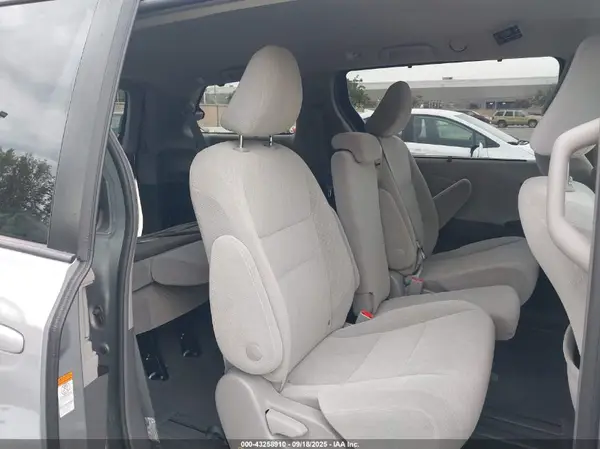 5TDKZ3DC7KS971405 2019 TOYOTA SIENNA - Image 8