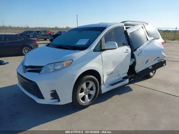 5TDKZ3DC7KS985028 2019 TOYOTA SIENNA - Image 2