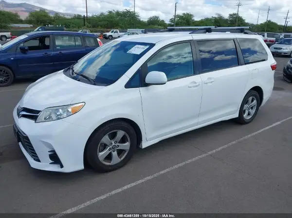 5TDKZ3DC7KS987944 2019 TOYOTA SIENNA - Image 2