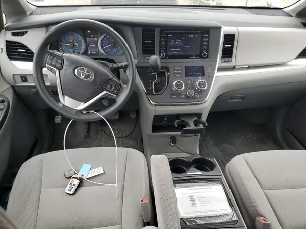 5TDKZ3DC7KS989984 2019 TOYOTA SIENNA - Image 8